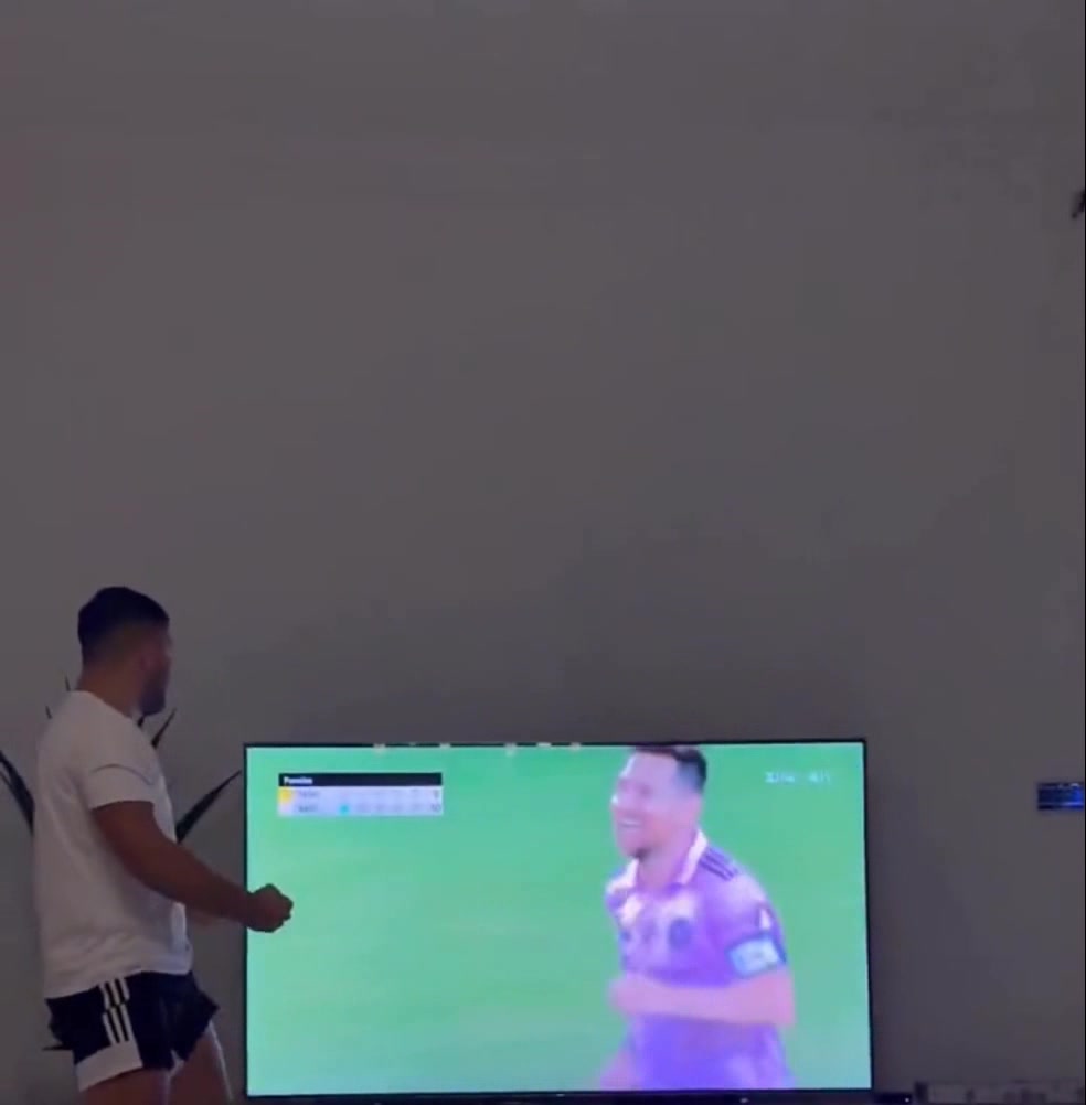 好基友！阿奎罗电视机前庆祝梅西率队夺队史首冠