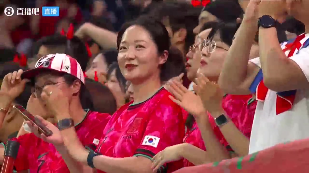 吊带吸睛中韩赛前镜头给到场边的韩国女球迷