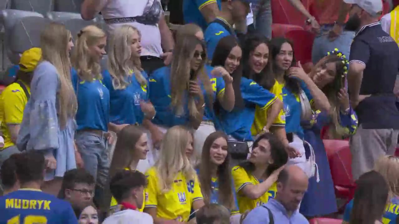 导播很懂！赛前场边的乌克兰美女球迷齐聚一堂