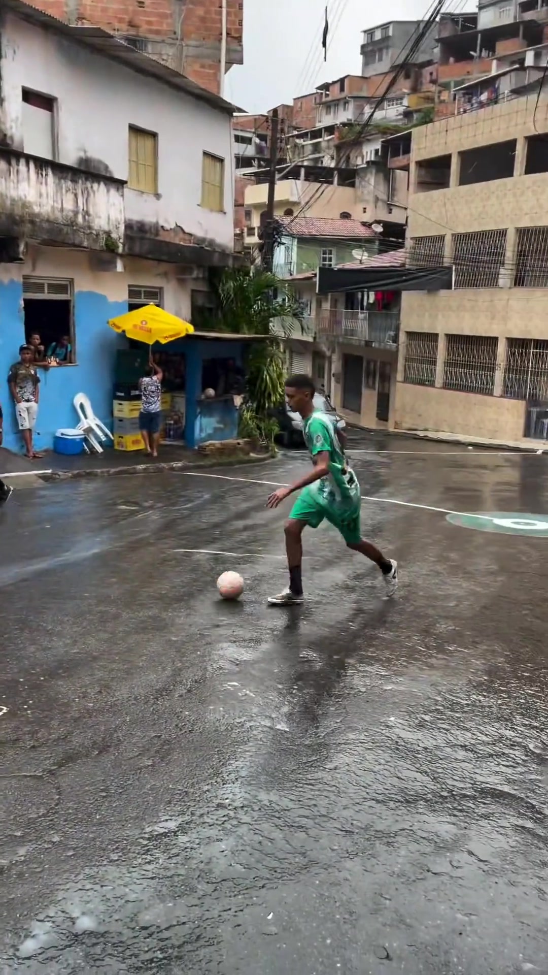 一片街区，一块空地，巴西足球就是这么纯粹
