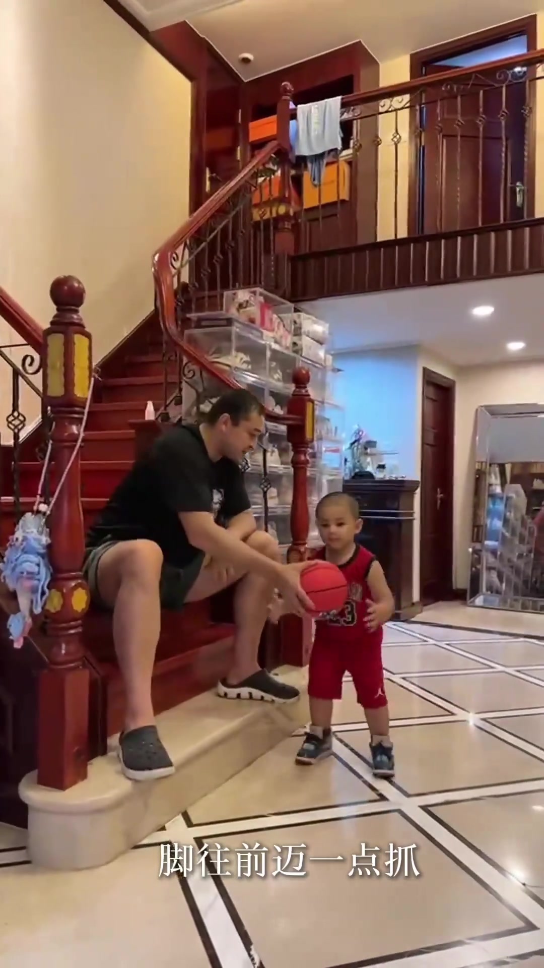西热力江教导3岁小儿子打篮球 感觉下一秒就要骂人了