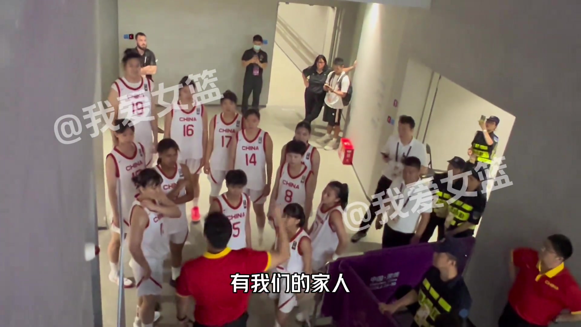 燃爆！中国U18女篮入场仪式气势如虹：胸前是我们的祖国 这是必须拿下的比赛